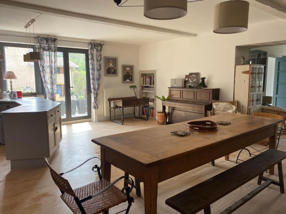Maison Sur Cour Courzieu Bagian luar foto
