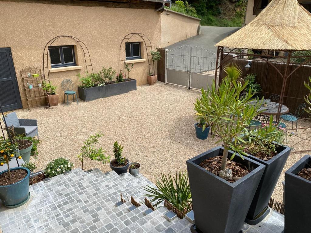 Maison Sur Cour Courzieu Bagian luar foto